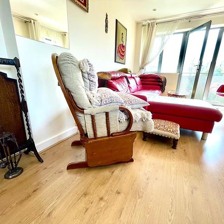 Luxury 2 Bedroom Apartment- Lake View - Free Parking - Wembley Stadium 5Km London Kültér fotó