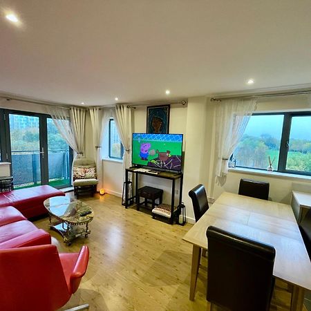 Luxury 2 Bedroom Apartment- Lake View - Free Parking - Wembley Stadium 5Km London Kültér fotó