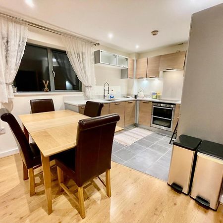 Luxury 2 Bedroom Apartment- Lake View - Free Parking - Wembley Stadium 5Km London Kültér fotó