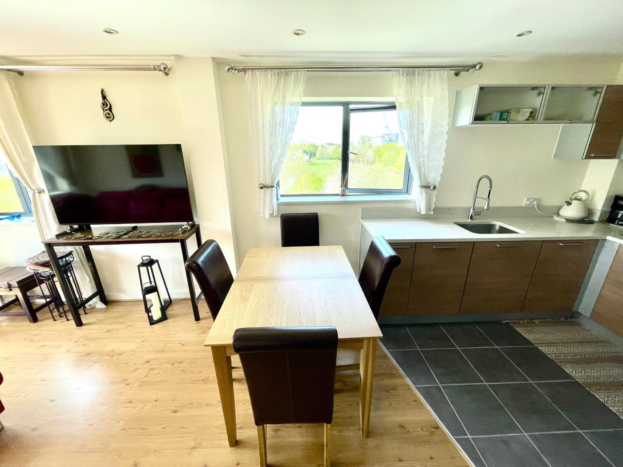 Luxury 2 Bedroom Apartment- Lake View - Free Parking - Wembley Stadium 5Km London Kültér fotó
