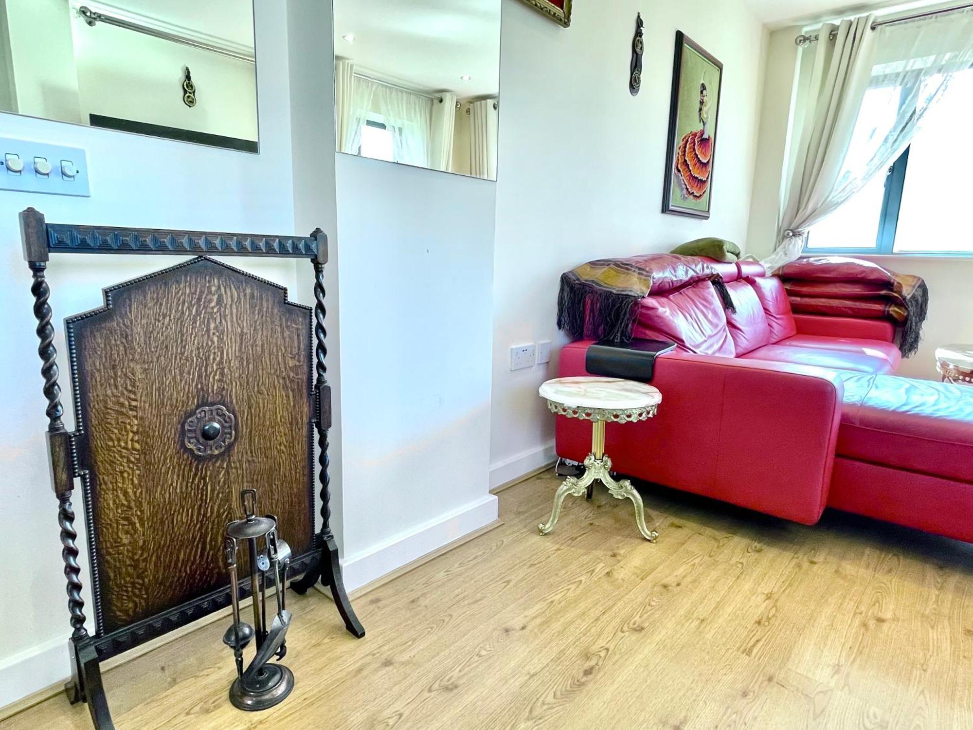 Luxury 2 Bedroom Apartment- Lake View - Free Parking - Wembley Stadium 5Km London Kültér fotó