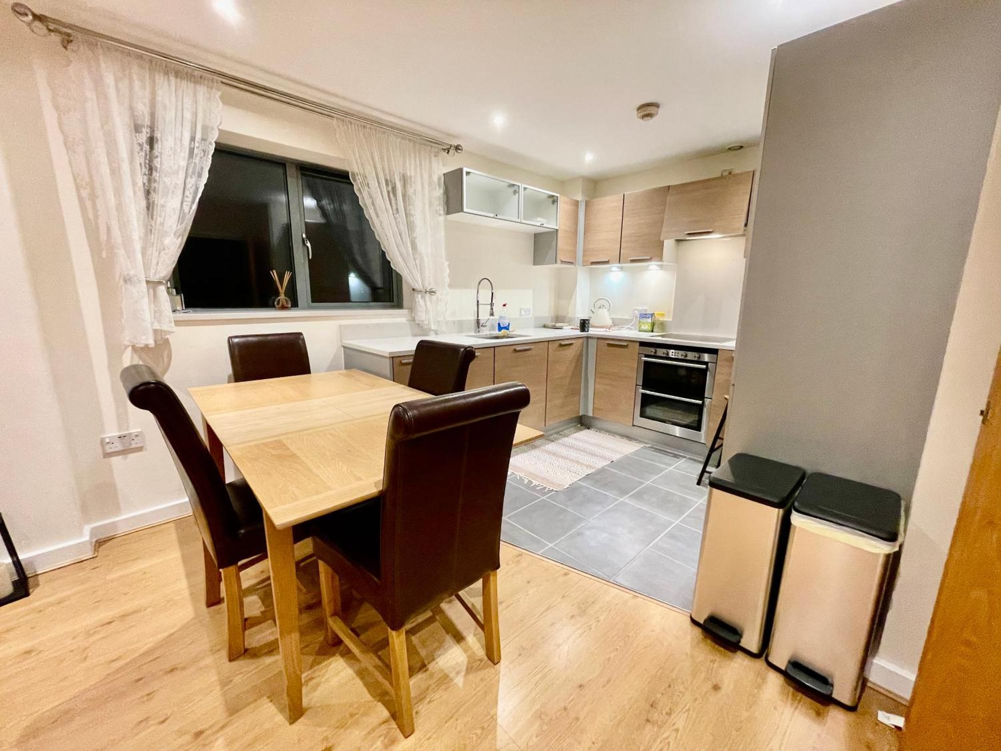 Luxury 2 Bedroom Apartment- Lake View - Free Parking - Wembley Stadium 5Km London Kültér fotó